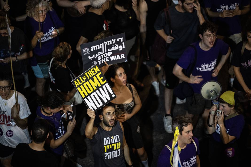 On binlerce İsrailli  sokaklara döküldü! Esir takası anlaşması ve erken seçim istiyorlar 5